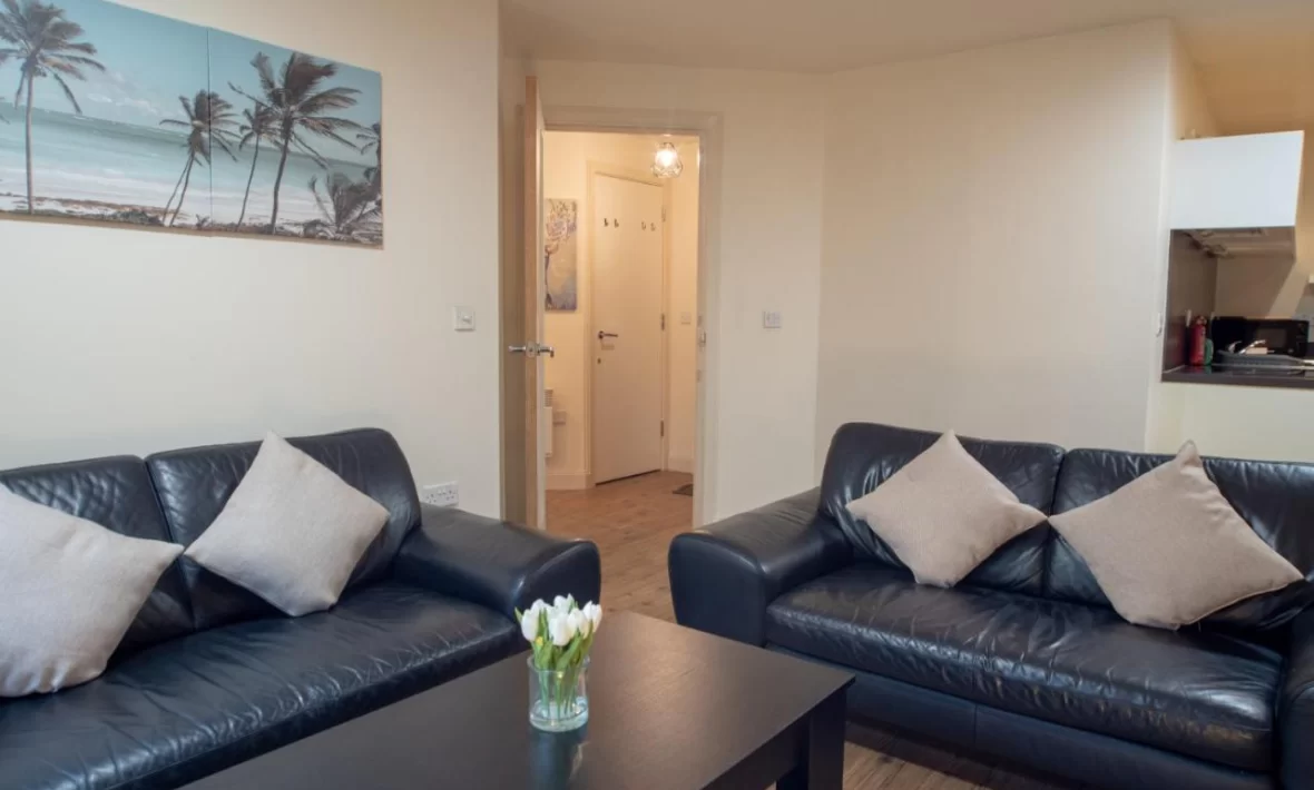 Elegant Chinatown Two Bed Apartment with Free Secure Parking and Coffee!