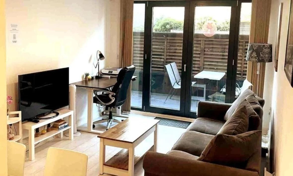 Two-Bedroom Luxury Apartment with Workspace, Free secure Parking & coffee