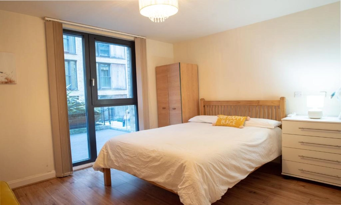 Spacious 1 Bed Apartment with Workspace, Coffee & FREE secure Parking